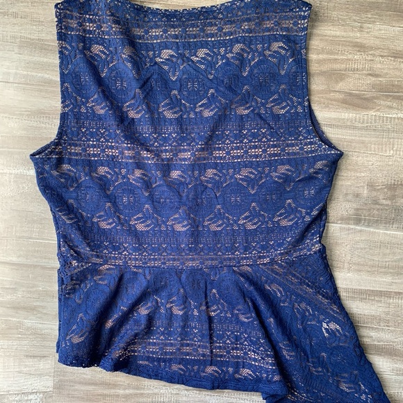 BCBG Asymmetrical top size Large. - Picture 4 of 6